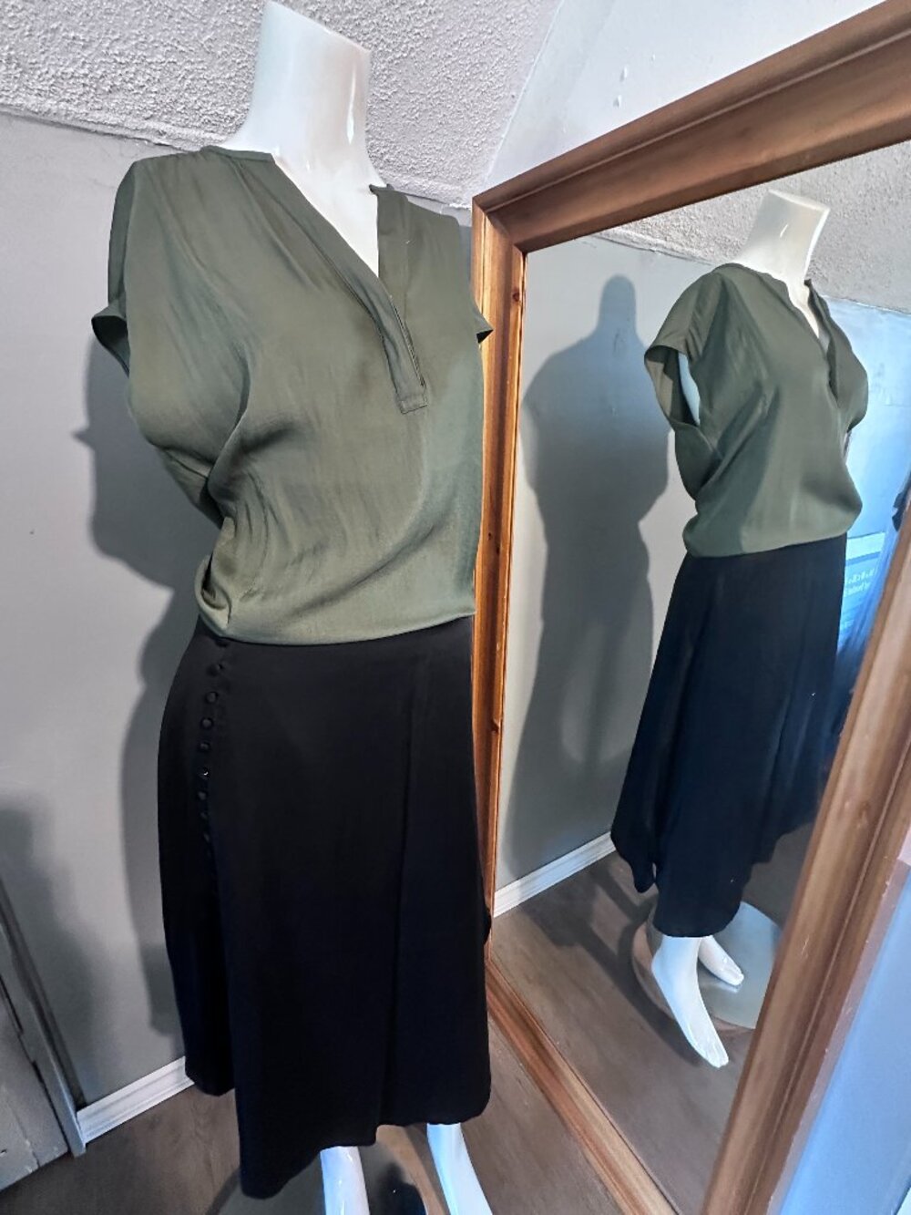 NWT Banana Republic Olive Green V-Neck Henley Blouse Size Small